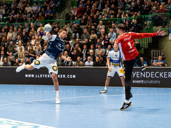 Lars Mitchell Kooij (Bergischer HC, 15) beim Torwurf gegen Matija Spikic (ThSV Eisenach, 01) Bergischer HC vs. ThSV Eisenach, Handball, 1. Bundesliga, 16. Spieltag, Saison 2025 2026, 11.12.2025 Bergischer HC vs. ThSV Eisenach, Handball, 1. Bundesliga, 16. Spieltag, Saison 2025 2026, 11.12.2025 Wuppertal Copyright: xEibner-Pressefoto DamianxKruczynx EP_DKI