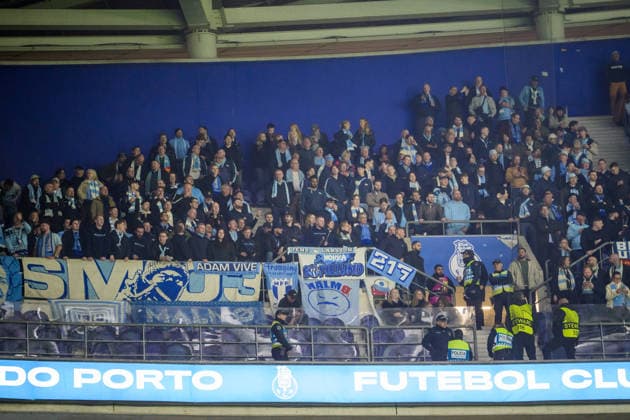 251211 Fans of Malmö FF during the Europa League football match between Porto and Malmö FF on December 11, 2025 in Porto. Photo: Ludvig Thunman BILDBYRAN kod LT LT0761 fotboll football soccer fotball uefa europa league europa league porto malmö ff bbeng publik Copyright: LUDVIGxTHUNMAN BB251211LT043
