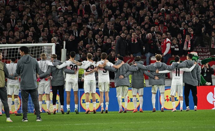 11.12.2025, xsltx, Fussball UEFA Europa League, VfB Stuttgart - Maccabi Tel Aviv v.l. VFB Team bedankt bedanken sich bei den Fans, Chema Andres (VfB Stuttgart), Bilal El Khannouss (VfB Stuttgart) und team Stuttgart