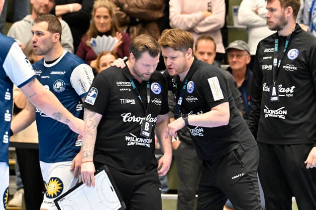 GER, 1.DAIKIN HBL, BHC06, BHC06 - ThSV Eisenach, 16. Spieltag 11.12. 2025,Wuppertal ,Unihalle, GER, 1.DAIKIN HBL, 16. Spieltag BHC06 - ThSV Eisenach 1.Liqui Moly HBL regulations prohibit any use of photographs as image sequences and or quasi-video im Bild Trainer Arnor Thor Gunnarsson ( Bergischer HC ) Trainer Markus Puetz ( BHC ) in der Auszeit.