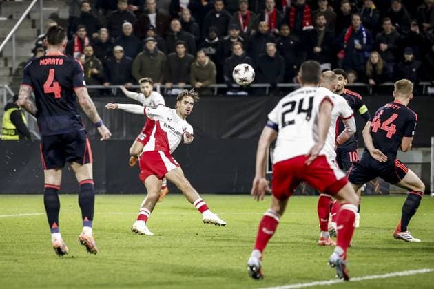 UTRECHT - Siebe Horemans of FC Utrecht takes a shot on goal during the UEFA Europa League match between FC Utrecht and Nottingham Forest at the Galgenwaard Stadium on December 11, 2025, in Utrecht, Netherlands. ANP ROBIN VAN LONKHUIJSEN UEFA Europa League matchday 6 2025-2026 xVIxANPxSportx xxANPxIVx 544604068 originalFilename: 544604068.jpg