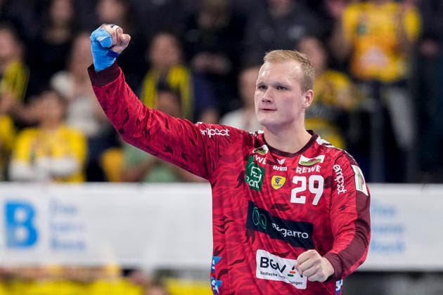 David Späth (Torwart, RNL, 29), Spieler der Rhein-Neckar-Löwen, Einzelbild, Einzelfoto, Aktion, Action, Jubel, jubeln, jubelt, celebration, Freude, freuen, freut sich, zuversichtlich, optimistisch, positiv, Spielszene, 11.12.2025, Mannheim (Deutschland), Handball, Bundesliga, Rhein-Neckar Löwen - VfL Gummersbach