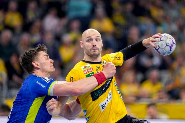 v.li.: Stepan Zeman (VfL, 66), Lukas Sandell (RNL, 11), Zweikampf, Spielszene, Duell, duel, tackle, tackling, Dynamik, Action, Aktion, 11.12.2025, Mannheim (Deutschland), Handball, Bundesliga, Rhein-Neckar Löwen - VfL Gummersbach