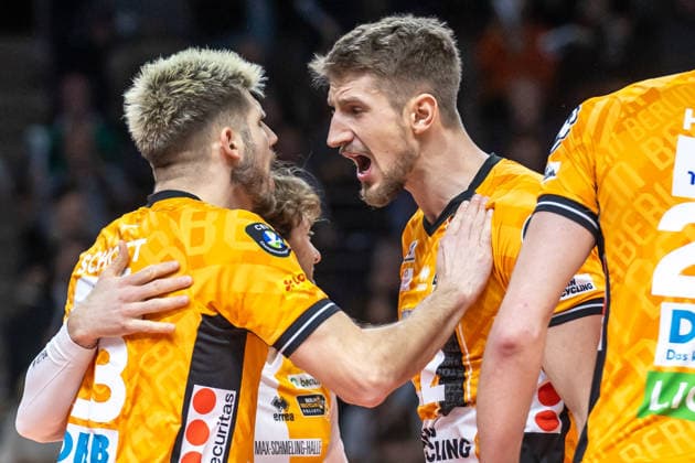 11.12.25, Berlin, Volleyball: 1.Bundesliga, Maenner, CEV Champions League , BR Volleys - Club Voleibol Guaguas, Max-Schmeling-Halle. Florian Krage-Brewitz (BR Volleys) und Ruben Schott (BR Volleys) freuen sich ueber den Punktgewinn. BR Volleys - ASV Dachau
