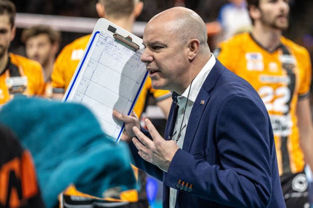 11.12.25, Berlin, Volleyball: 1.Bundesliga, Maenner, CEV Champions League , BR Volleys - Club Voleibol Guaguas, Max-Schmeling-Halle. Trainer Joel Banks (BR Volleys) bespricht sich mit seiner Mannschaft. BR Volleys - ASV Dachau