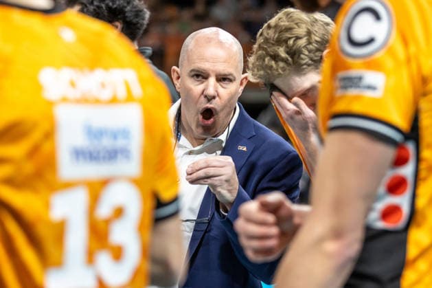 11.12.25, Berlin, Volleyball: 1.Bundesliga, Maenner, CEV Champions League , BR Volleys - Club Voleibol Guaguas, Max-Schmeling-Halle. Trainer Joel Banks (BR Volleys) bespricht sich mit seiner Mannschaft. BR Volleys - ASV Dachau