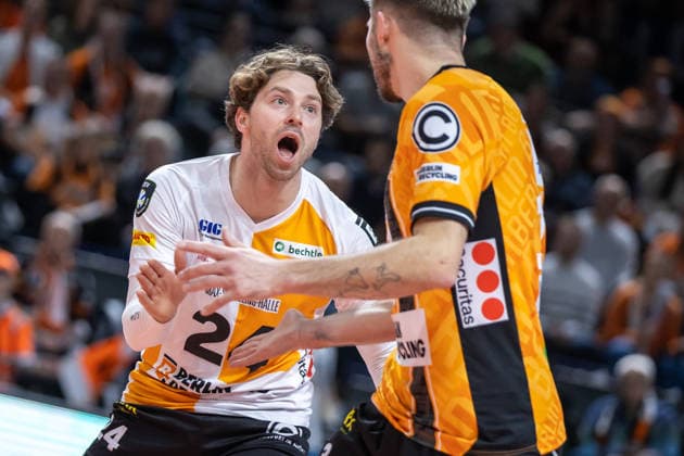 11.12.25, Berlin, Volleyball: 1.Bundesliga, Maenner, CEV Champions League , BR Volleys - Club Voleibol Guaguas, Max-Schmeling-Halle. Kyle Dagostino (BR Volleys) und Ruben Schott (BR Volleys) freuen sich ueber den Punktgewinn. BR Volleys - ASV Dachau