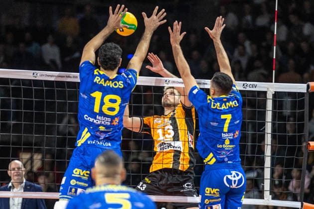 11.12.25, Berlin, Volleyball: 1.Bundesliga, Maenner, CEV Champions League , BR Volleys - Club Voleibol Guaguas, Max-Schmeling-Halle. Ruben Schott (BR Volleys) spielt den Ball ueber das Netz. BR Volleys - ASV Dachau