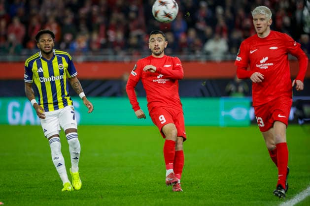 UEFA Europa League 2025 SK Brann Fenerbahce Bergen 20251211 F l Fenerbahces Fred, Branns Fredrik Pallesen Knudsen and Branns Thore Pedersen during the UEFA Europa League match between SK Brann and Fenerbahce at Brann Stadium Photo Paul S Amundsen NTB Bergen Norway EDITORIAL USE ONLY RESTRICTED USE FOR BETTING COMPANIES  Copyright: xPaulxS.xAmundsenx xNTBx