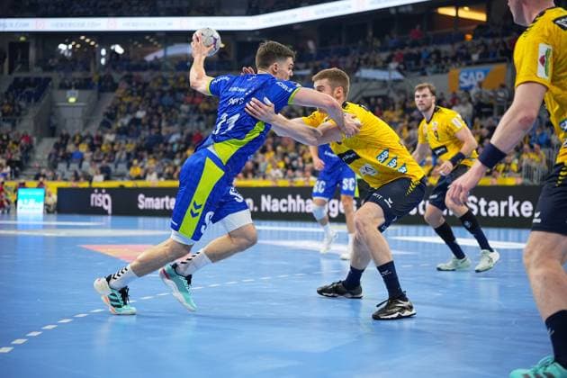 RECORD DATE NOT STATED Szene mit Kay Smits (31, VfL Gummersbach) und Tim Nothdurft (28; Rhein Neckar Löwen) und Steven Plucnar Jacobsen (9; Rhein Neckar Löwen) Tim Nothdurft (28; Rhein Neckar Löwen) und Steven Plucnar Jacobsen (9; Rhein Neckar Löwen) in Aktion