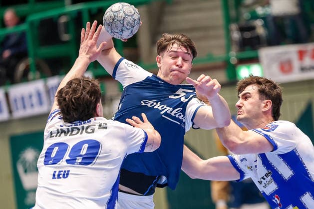 11.12.2025, Handball, HBL, Bergischer HC - ThSV Eisenach, Unihalle Wuppertal: Soeren Steinhaus (BHC 53) im Zweikampf gegen Tillmann Leu (Eisenach 99) Stephan Seitz (Eisenach 44) Nordrhein-Westfalen Deutschland