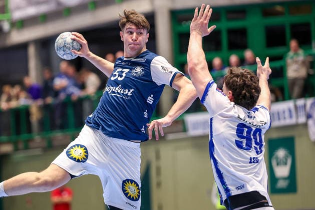11.12.2025, Handball, HBL, Bergischer HC - ThSV Eisenach, Unihalle Wuppertal: Soeren Steinhaus (BHC 53) im Zweikampf gegen Tillmann Leu (Eisenach 99) Nordrhein-Westfalen Deutschland