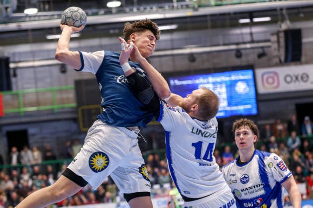 11.12.2025, Handball, HBL, Bergischer HC - ThSV Eisenach, Unihalle Wuppertal: Soeren Steinhaus (BHC 53) im Zweikampf gegen Peter Walz (Eisenach 14) Nordrhein-Westfalen Deutschland