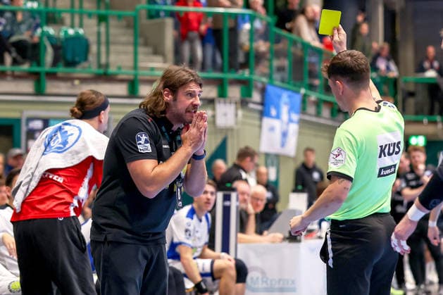 11.12.2025, Handball, HBL, Bergischer HC - ThSV Eisenach, Unihalle Wuppertal: Gelbe Karte für Sebastian Hinze (Eisenach hc) am Spielfeldrand Nordrhein-Westfalen Deutschland