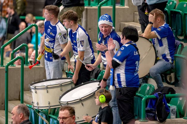 11.12.2025, Handball, HBL, Bergischer HC - ThSV Eisenach, Unihalle Wuppertal: Enttäuschung Enttäuschte Gesichter nach der 27:26 Sieg für den BHC - xxxxxNiederlage für Eisenach. Die Fans stehen Enttäuscht auf der Tribüne Nordrhein-Westfalen Deutschland