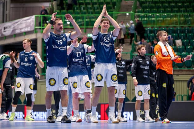 11.12.2025, Handball, HBL, Bergischer HC - ThSV Eisenach, Unihalle Wuppertal: Abschlussjubel nach dem 27:26 Sieg für den BHC - Tomas Babak (BHC 19) Soeren Steinhaus (BHC 53) Nordrhein-Westfalen Deutschland