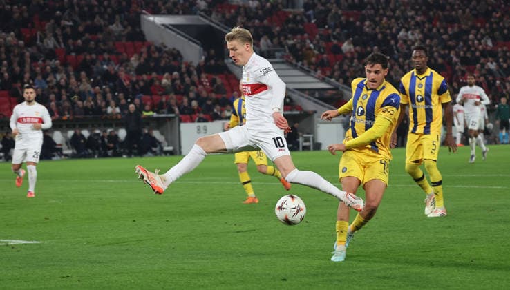 Stuttgart , Fußball UEFA Europa League VfB Stuttgart vs. Maccabi Tel Aviv , von links: Chris Führich ( VfB ) Itai Ben Hamo ( Tel )