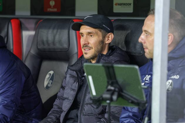11.12.2025, xhettx, Fussball UEFA Europa League, SC Freiburg - RB Salzburg v.l. Julian Schuster (SC Freiburg, Trainer) (DFL DFB REGULATIONS PROHIBIT ANY USE OF PHOTOGRAPHS as IMAGE SEQUENCES and or QUASI-VIDEO) Freiburg