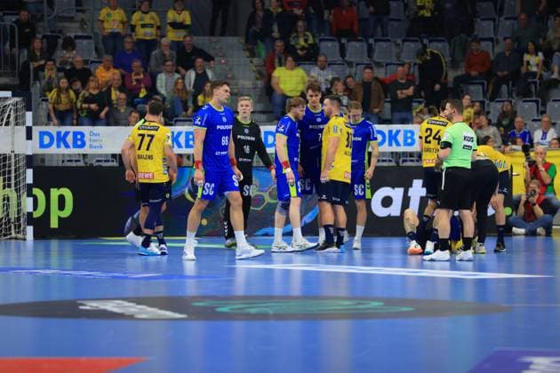 RECORD DATE NOT STATED Szene mit ät?pán Zeman (66; VfL Gummersbach), Bertram Obling (16; VfL Gummersbach), Julian Köster (7; VfL Gummersbach), Tom Kiesler (30; VfL Gummersbach), Tilen Kodrin (5; VfL Gummersbach) und Jannik Kohlbacher (80; Rhein Neckar Löwen) ät?pán Zeman (66; VfL Gummersbach) und Bertram Obling (16; VfL Gummersbach) mit Verteidigung gegen Jannik Kohlbacher (80; Rhein Neckar Löwen)
