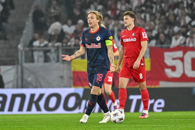 Mads Bidstrup (FC Red Bull Salzburg, 18) mit Emotion. GER, SC Freiburg - FC Salzburg, Fussball, Europa League, 6. Spieltag, Saison 2025 2026, 11.12.2025 GER, SC Freiburg - FC Salzburg, Fussball, Europa League, 6. Spieltag, Saison 2025 2026, 11.12.2025 Freiburg Copyright: xEibner-Pressefoto ThomasxHessx EP_THS