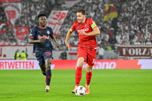 Edmund Baidoo (FC Red Bull Salzburg, 20), Christian Guenter (SC Freiburg, 30) am Ball. GER, SC Freiburg - FC Salzburg, Fussball, Europa League, 6. Spieltag, Saison 2025 2026, 11.12.2025 GER, SC Freiburg - FC Salzburg, Fussball, Europa League, 6. Spieltag, Saison 2025 2026, 11.12.2025 Freiburg Copyright: xEibner-Pressefoto ThomasxHessx EP_THS