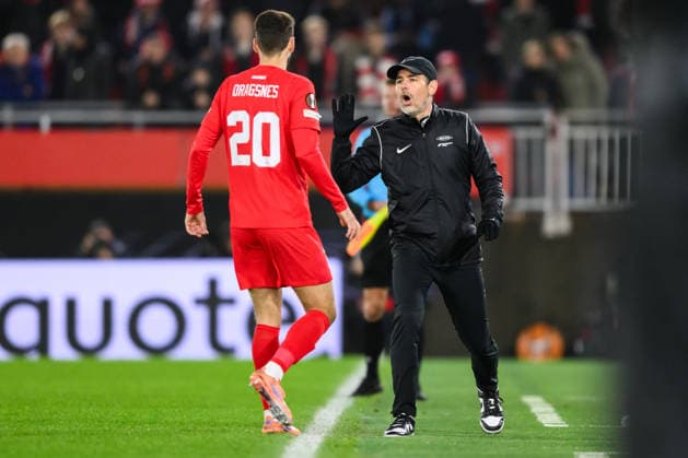 251211 Vetle Dragsnes and Head coach Freyr Alexandersson of Brann during the UEFA Europa League football match between Brann and Fenerbache on December 11, 2025 in Bergen. Photo: Marius Simensen BILDBYRAN COP 238 MM0053 bbeng fotboll football soccer fotball uefa europa league brann fenerbache Copyright: MARIUSxSIMENSEN BB251211ZK012