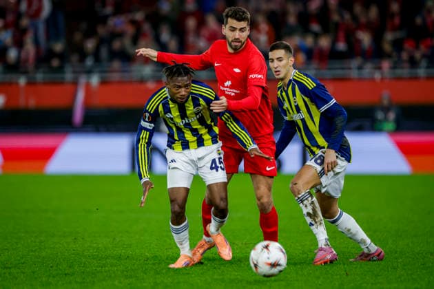 UEFA Europa League 2025 SK Brann Fenerbahce Bergen 20251211 Branns Vetle Dragsnes between Fenerbahces Nene Dorgeles and Mert Müldür during the UEFA Europa League match between SK Brann and Fenerbahce at Brann Stadium Photo Paul S Amundsen NTB Bergen Norway EDITORIAL USE ONLY RESTRICTED USE FOR BETTING COMPANIES  Copyright: xPaulxS.xAmundsenx xNTBx