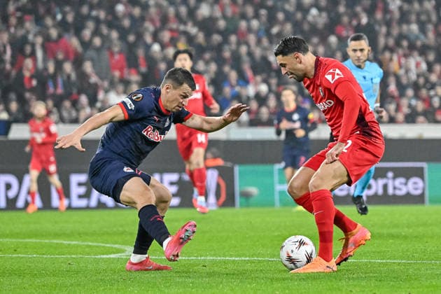 Stefan Lainer (FC Red Bull Salzburg, 22) im Duell mit Vincenzo Grifo (SC Freiburg, 32) am Ball. GER, SC Freiburg - FC Salzburg, Fussball, Europa League, 6. Spieltag, Saison 2025 2026, 11.12.2025 GER, SC Freiburg - FC Salzburg, Fussball, Europa League, 6. Spieltag, Saison 2025 2026, 11.12.2025 Freiburg Copyright: xEibner-Pressefoto ThomasxHessx EP_THS