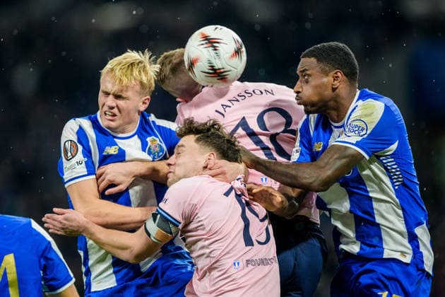 251211 Pablo Rosario and Victor Froholdt of Porto against Pontus Jansson and Colin Rösler of Malmö FF during the Europa League football match between Porto and Malmö FF on December 11, 2025 in Porto. Photo: Ludvig Thunman BILDBYRAN kod LT LT0761 fotboll football soccer fotball uefa europa league europa league porto malmö ff bbeng Copyright: LUDVIGxTHUNMAN BB251211LT057