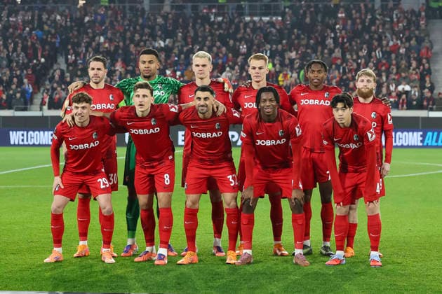 Mannschaftsfoto, Teamfoto SC Freiburg , Deutschland, Fussball, UEFA Europa League, 6. Spieltag, 2025 2026, SC Freiburg vs. RB Salzburg, 11.12.2025, Europa-Park Stadion (Freiburg), Freiburg im Breisgau, Deutschland Freiburg im Breisgau Europa-Park Stadion (Freiburg) Baden-Württemberg Deutschland Copyright: xGrantxHubbsx