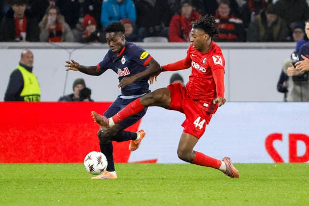 Edmund Baidoo (RB Salzburg, 20) und Johan Manzambi (SC Freiburg, 44) im Zweikampf , Deutschland, Fussball, UEFA Europa League, 6. Spieltag, 2025 2026, SC Freiburg vs. RB Salzburg, 11.12.2025, Europa-Park Stadion (Freiburg), Freiburg im Breisgau, Deutschland Freiburg im Breisgau Europa-Park Stadion (Freiburg) Baden-Württemberg Deutschland Copyright: xGrantxHubbsx
