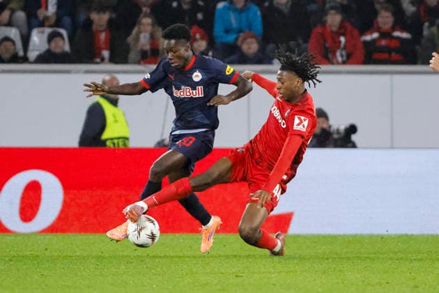Edmund Baidoo (RB Salzburg, 20) und Johan Manzambi (SC Freiburg, 44) im Zweikampf , Deutschland, Fussball, UEFA Europa League, 6. Spieltag, 2025 2026, SC Freiburg vs. RB Salzburg, 11.12.2025, Europa-Park Stadion (Freiburg), Freiburg im Breisgau, Deutschland Freiburg im Breisgau Europa-Park Stadion (Freiburg) Baden-Württemberg Deutschland Copyright: xGrantxHubbsx