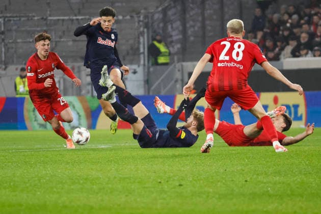 Philipp Treu (SC Freiburg, 29), Clement Bischoff (RB Salzburg, 07), Alexander Schlager (RB Salzburg, 01)Maximilian Eggestein (SC Freiburg, 08) und Matthias Ginter (SC Freiburg, 28) im Kampf um den Ball , Deutschland, Fussball, UEFA Europa League, 6. Spieltag, 2025 2026, SC Freiburg vs. RB Salzburg, 11.12.2025, Europa-Park Stadion (Freiburg), Freiburg im Breisgau, Deutschland Freiburg im Breisgau Europa-Park Stadion (Freiburg) Baden-Württemberg Deutschland Copyright: xGrantxHubbsx