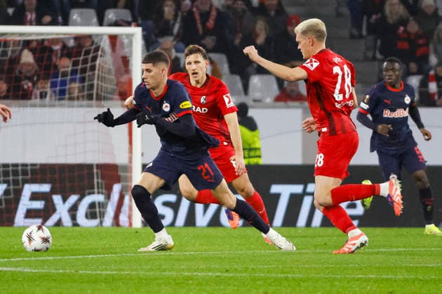 Petar Ratkov (RB Salzburg, 21), Maximilian Eggestein (SC Freiburg, 08) und Matthias Ginter (SC Freiburg, 28) im Kampf um den Ball , Deutschland, Fussball, UEFA Europa League, 6. Spieltag, 2025 2026, SC Freiburg vs. RB Salzburg, 11.12.2025, Europa-Park Stadion (Freiburg), Freiburg im Breisgau, Deutschland Freiburg im Breisgau Europa-Park Stadion (Freiburg) Baden-Württemberg Deutschland Copyright: xGrantxHubbsx