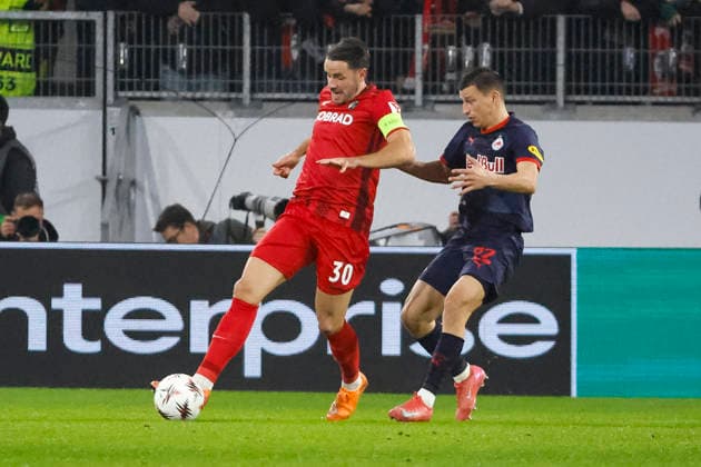 Christian Günter, Gunter (SC Freiburg, 30) und Stefan Lainer (RB Salzburg, 22) im Zweikampf , Deutschland, Fussball, UEFA Europa League, 6. Spieltag, 2025 2026, SC Freiburg vs. RB Salzburg, 11.12.2025, Europa-Park Stadion (Freiburg), Freiburg im Breisgau, Deutschland Freiburg im Breisgau Europa-Park Stadion (Freiburg) Baden-Württemberg Deutschland Copyright: xGrantxHubbsx
