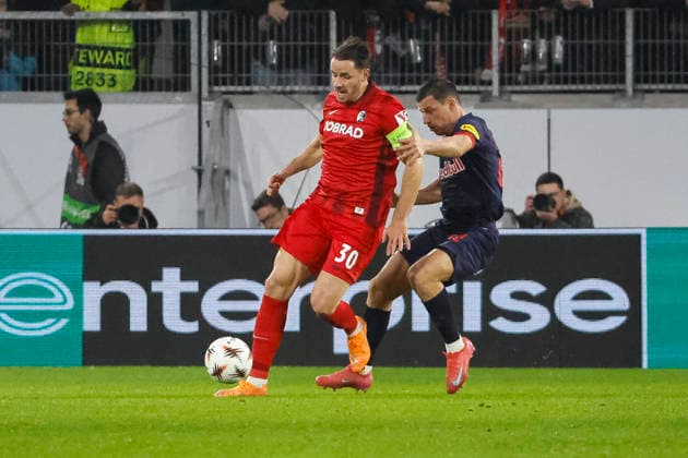Christian Günter, Gunter (SC Freiburg, 30) und Stefan Lainer (RB Salzburg, 22) im Zweikampf , Deutschland, Fussball, UEFA Europa League, 6. Spieltag, 2025 2026, SC Freiburg vs. RB Salzburg, 11.12.2025, Europa-Park Stadion (Freiburg), Freiburg im Breisgau, Deutschland Freiburg im Breisgau Europa-Park Stadion (Freiburg) Baden-Württemberg Deutschland Copyright: xGrantxHubbsx