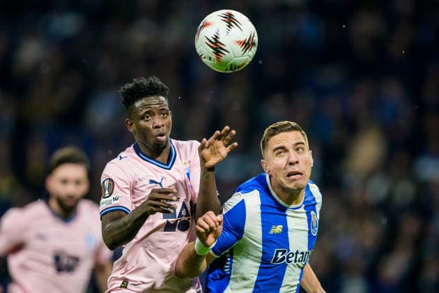 251211 Salifou Soumah of Malmö FF and Jan Bednarek of Porto during the Europa League football match between Porto and Malmö FF on December 11, 2025 in Porto. Photo: Ludvig Thunman BILDBYRAN kod LT LT0761 fotboll football soccer fotball uefa europa league europa league porto malmö ff bbeng Copyright: LUDVIGxTHUNMAN BB251211LT064