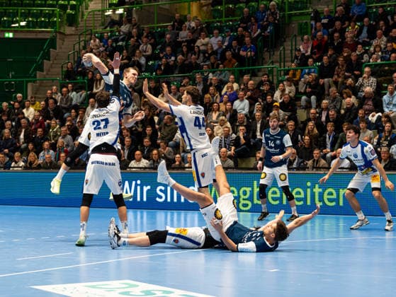 Nico Schoettle (Bergischer HC, 08) beim Torwurf. Ueber Philipp Meyer (ThSV Eisenach, 27) und Stephan Seitz (ThSV Eisenach, 44) Bergischer HC vs. ThSV Eisenach, Handball, 1. Bundesliga, 16. Spieltag, Saison 2025 2026, 11.12.2025 Bergischer HC vs. ThSV Eisenach, Handball, 1. Bundesliga, 16. Spieltag, Saison 2025 2026, 11.12.2025 Wuppertal Copyright: xEibner-Pressefoto DamianxKruczynx EP_DKI