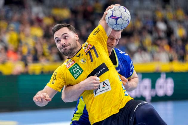 v.li.: Dani Baijens (RNL, 77), Kristjan Horzen (VfL, 27), Zweikampf, Spielszene, Duell, duel, tackle, tackling, Dynamik, Action, Aktion, 11.12.2025, Mannheim (Deutschland), Handball, Bundesliga, Rhein-Neckar Löwen - VfL Gummersbach