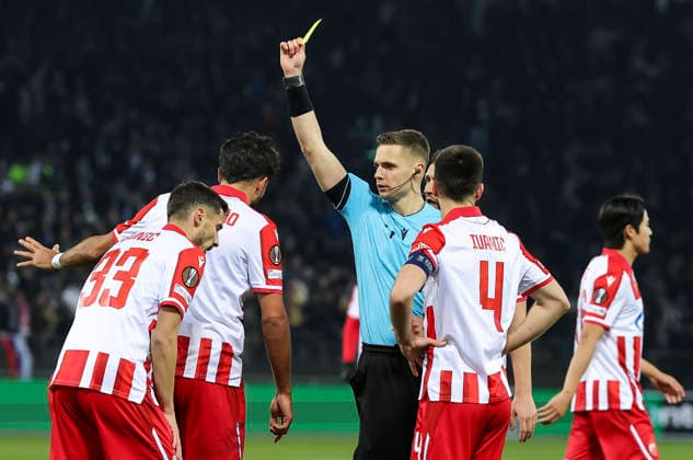 Sturm v Crvena Zvezda, UEFA Europa League, League phase, Matchday 6, season 2025 2026 referee Damian Sylwestrzak of Ponad show yellow card, zuti karton to Rodrigao of Crvena Zvezda during the UEFA Europa League football match between Sturm Graz and Crvena Zvezda (Red Star) at Stadion Graz Liebenau on December 11. 2025. in Graz, Austria. Graz Austria Copyright: xPedjaxMilosavljevic STARSPORTx