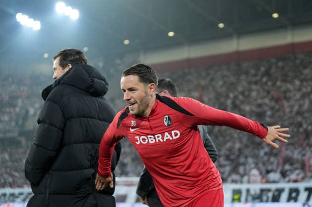 Christian Günter Christian Guenter (SC Freiburg, 30) haut Michael Gregoritsch , Deutschland, Fussball, UEFA Europa League, 6.Spieltag, Ligaphase, 2025 2026, SC Freiburg vs. FC Salzburg, 11.12.2025, Europa-Park Stadion, Freiburg, Deutschland Freiburg Europa-Park Stadion Baden-Württemberg Deutschland Copyright: xArnexAmbergx