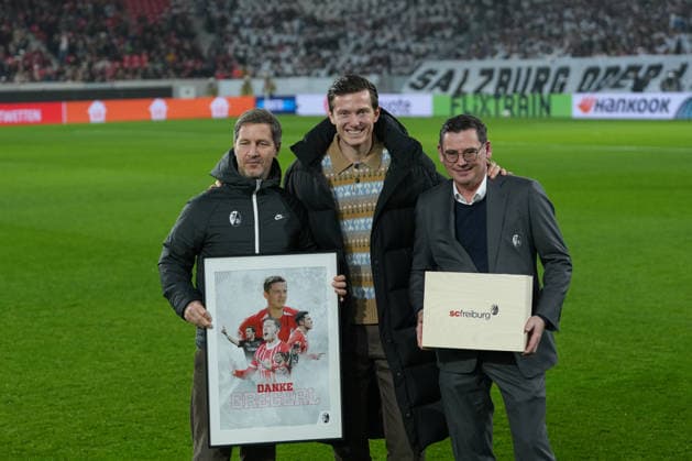 Jochen Saier (SC Freiburg, Vorstand), Michael Gregoritsch, Oliver Leki (SC Freiburg, Vorstand) , Deutschland, Fussball, UEFA Europa League, 6.Spieltag, Ligaphase, 2025 2026, SC Freiburg vs. FC Salzburg, 11.12.2025, Europa-Park Stadion, Freiburg, Deutschland Freiburg Europa-Park Stadion Baden-Württemberg Deutschland Copyright: xArnexAmbergx