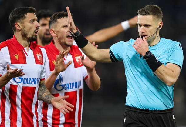Sturm v Crvena Zvezda, UEFA Europa League, League phase, Matchday 6, season 2025 2026 referee Damian Sylwestrzak of Poland speaks to Rade Krunic and Milos Veljkovic of Crvena Zvezda during the UEFA Europa League football match between Sturm Graz and Crvena Zvezda (Red Star) at Stadion Graz Liebenau on December 11. 2025. in Graz, Austria. Graz Austria Copyright: xPedjaxMilosavljevic STARSPORTx