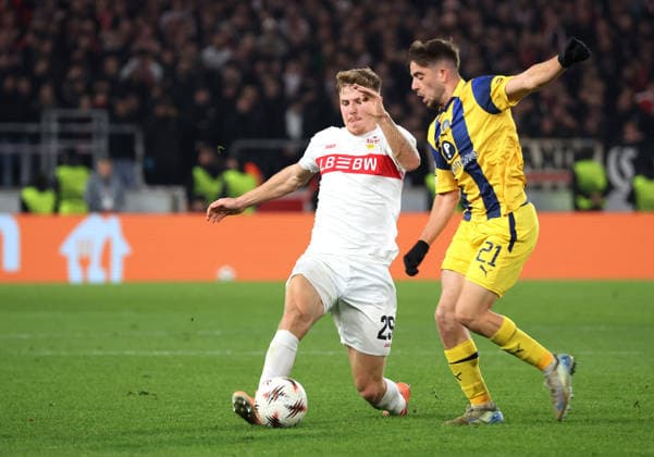 Stuttgart, Fußball UEFA Europa League, Saison 2025-2026, VfB Stuttgart vs. Maccabi Tel Aviv, v.l. Finn Jeltsch (VfB), Noam Ben Harosch (Tel)