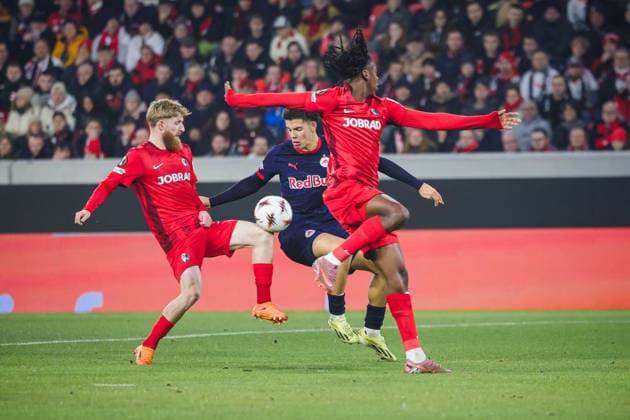 11.12.2025, xhettx, Fussball UEFA Europa League, SC Freiburg - RB Salzburg v.l. Jan-Niklas Beste (SC Freiburg, 19) vor Clement Bischoff (FC Salzburg, 7) am Ball (DFL DFB REGULATIONS PROHIBIT ANY USE OF PHOTOGRAPHS as IMAGE SEQUENCES and or QUASI-VIDEO) Freiburg