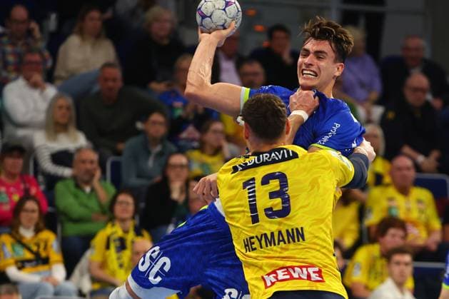 Torwurf von Julian Koester (Gummersbach) im Zweikampf mit Sebastian Heymann (Rhein-Neckar Loewen) Rhein-Neckar Loewen vs VfL Gummersbach, Handball, 1. Bundesliga, 11.12.2025 Rhein-Neckar Loewen vs VfL Gummersbach, Handball, 1. Bundesliga, 11.12.2025 Mannheim Copyright: xEibner-Pressefotox EP_RWS