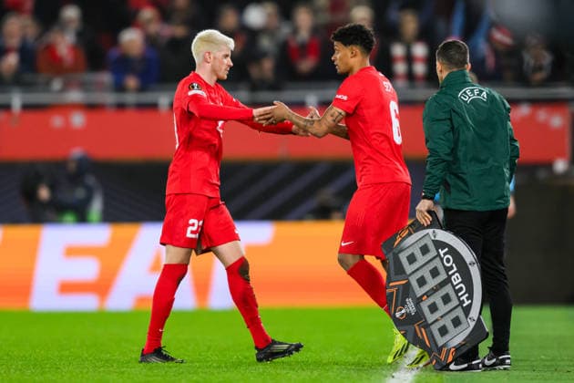 251211 Thore Pedersen changes with Japhet Sery Larsen of Brann during the UEFA Europa League football match between Brann and Fenerbache on December 11, 2025 in Bergen. Photo: Marius Simensen BILDBYRAN COP 238 MM0053 bbeng fotboll football soccer fotball uefa europa league brann fenerbache Copyright: MARIUSxSIMENSEN BB251211ZR023