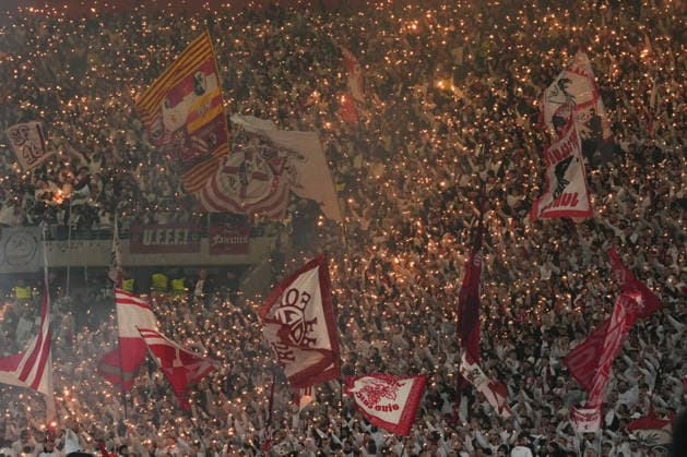UEFA Europa League: SC Freiburg vs FC Salzburg, 11.12.2025 Die Freiburger Fans mit Wunderkerzen UEFA Europa League: SC Freiburg vs FC Salzburg, Europa-Park-Stadion, 11.12.2025 Copyright: xBEAUTIFULxSPORTS Boscox