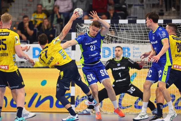 Kristjan Horzen (Gummersbach) im Zweikampf mit Dani Baijens (Rhein-Neckar Loewen) Rhein-Neckar Loewen vs VfL Gummersbach, Handball, 1. Bundesliga, 11.12.2025 Rhein-Neckar Loewen vs VfL Gummersbach, Handball, 1. Bundesliga, 11.12.2025 Mannheim Copyright: xEibner-Pressefotox EP_RWS