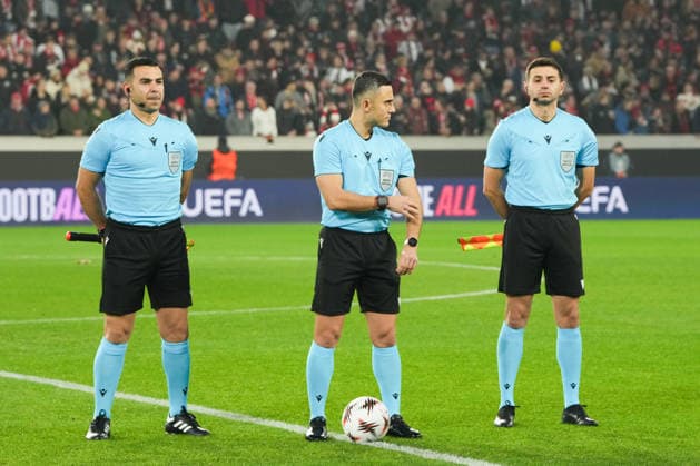 UEFA Europa League: SC Freiburg vs FC Salzburg, 11.12.2025 Schiedsrichtergespann Elshad Abdullayev (Assistent) , Elchin Masiyev (Schiedsrichter) und Parvin Talibov (Assistent) UEFA Europa League: SC Freiburg vs FC Salzburg, Europa-Park-Stadion, 11.12.2025 Copyright: xBEAUTIFULxSPORTS Boscox